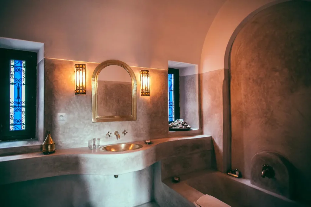 A bathroom in Moroccan style with a Tadelakt finish and artisan handmade decor